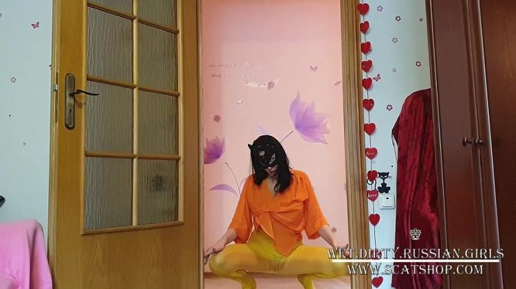 WetandDirty - Natalia pees in yellow nylon pantyhose (Scatshop) (2021 | FullHD)