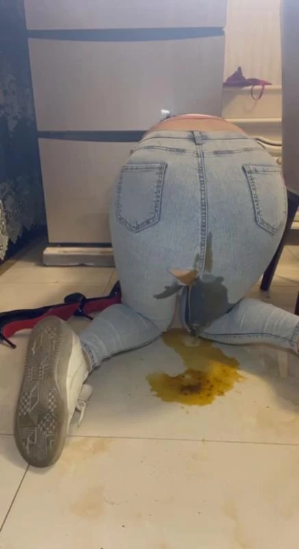 Diarrhea Without Taking Off Jeans, by Hot Chinese Woman. P1