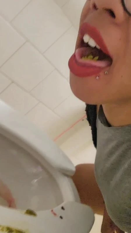 DaddyUni21 - UniElla Public bathroom solo play