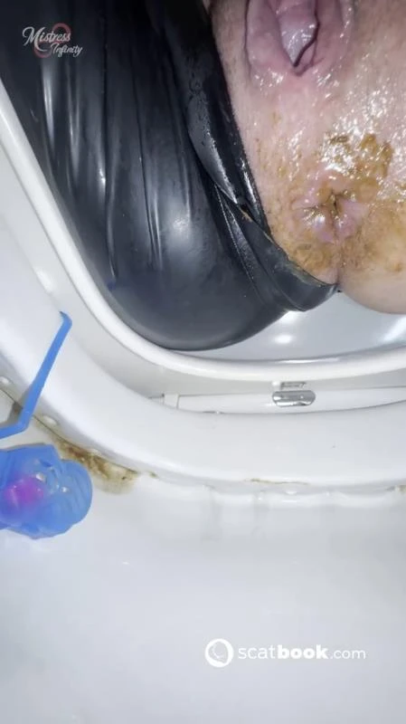 Villa Latex Hot Mistress Pooping P1