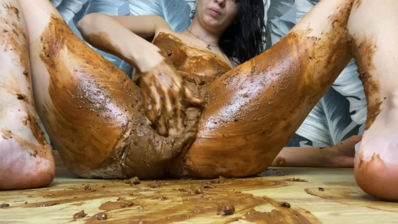 PooGirl - diarrhea with watermelon seeds in diapers and smearing the body with diapers