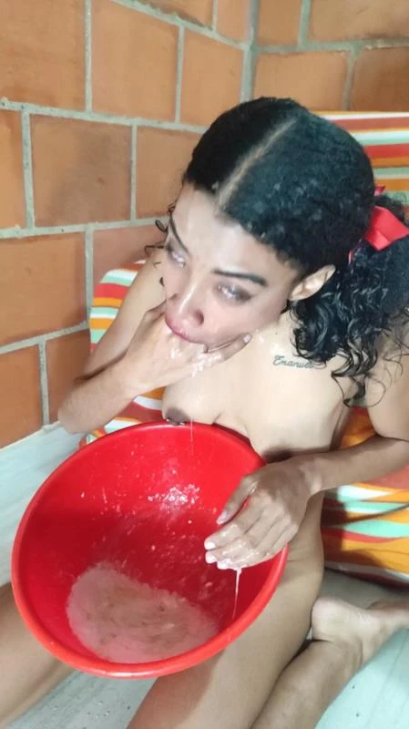 KattyAndEric - Eating a big burger and then vomiting it without liquid just dry vomit
